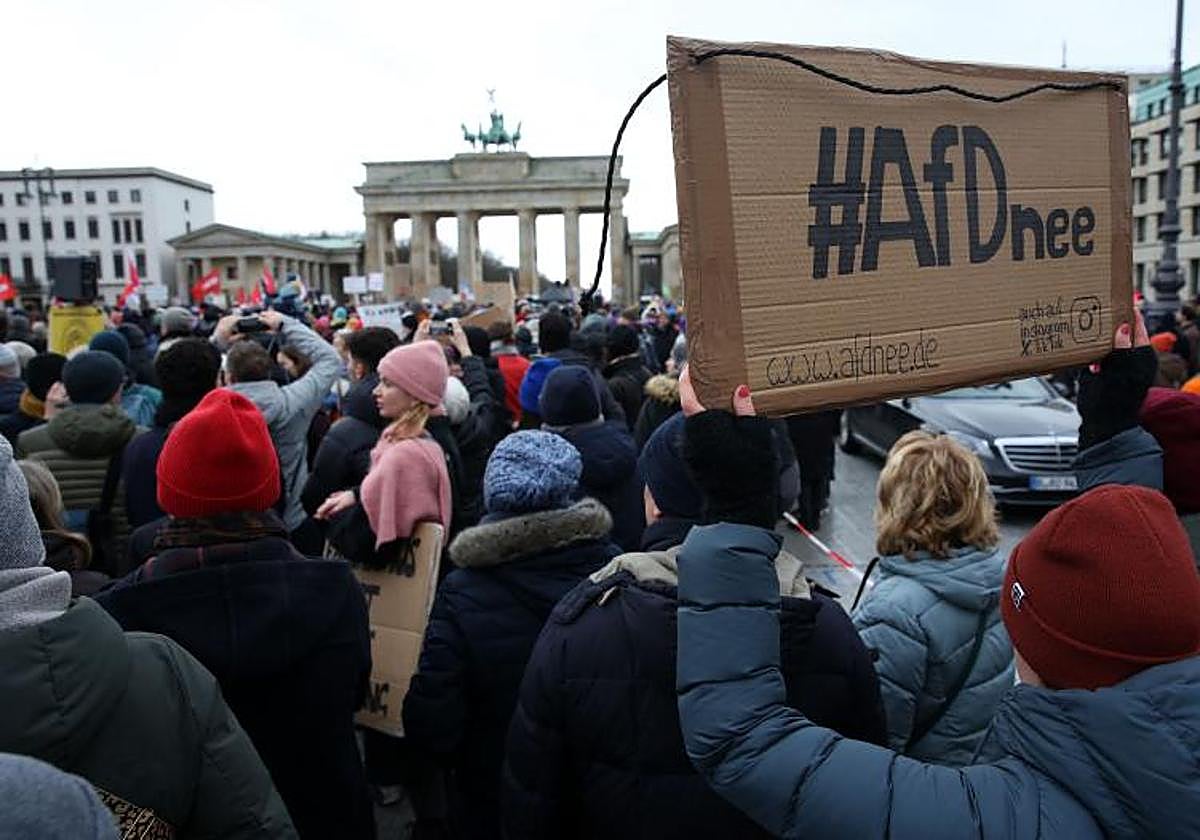 Activistas de diferentes grupos se manifiestan contra el extremismo de derecha y la política del partido de extrema derecha Alternativa para Alemania (AfD) frente a la Puerta de Brandenburgo en Berlín