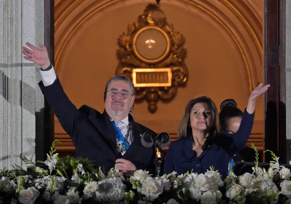 El nuevo presidente de Guatemala, Bernardo Arévalo (izq.), y la nueva vicepresidenta, Karin Herrera, saludan a sus seguidores desde un balcón del Centro Cultural Miguel Ángel Asturias, en Ciudad de Guatemala