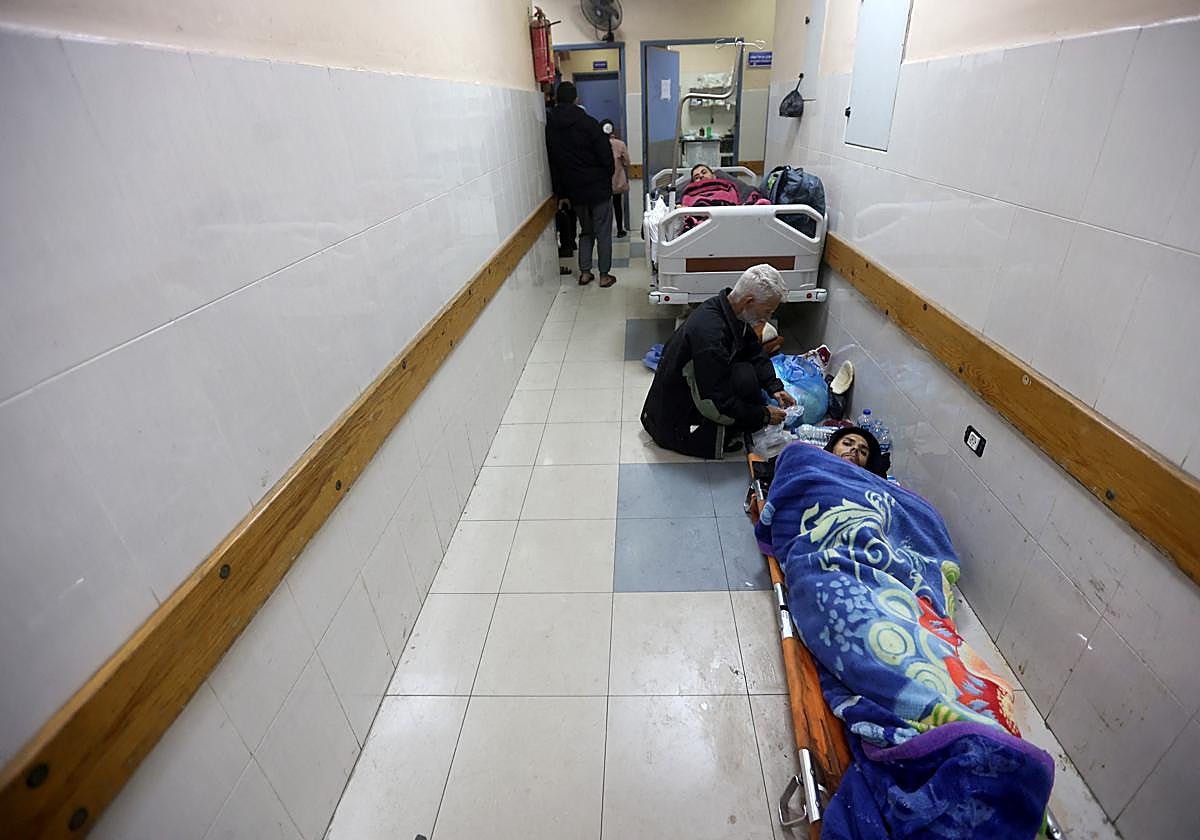 Gazatíes heridos yacen en el pasillo del hospital Khan Younis