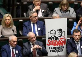 Un tribunal obliga a alimentar por la fuerza al exministro de Polonia en huelga de hambre, según el presidente Duda