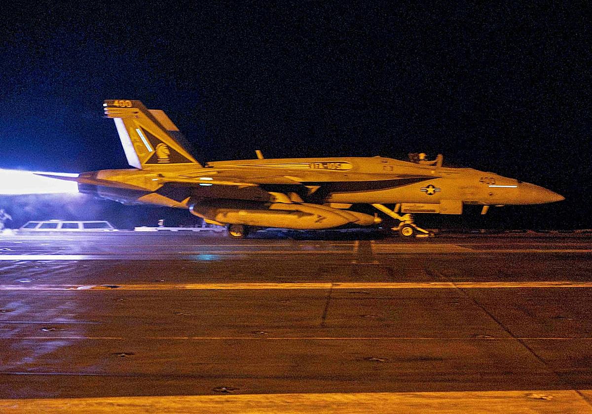 Caza de EE.UU. despegando del portaaviones USS Dwight D. Eisenhower desplegado en el mar Rojo