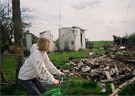 Imagen secundaria 1 - Los jóvenes hacen fotos de los que ven día a día con las cámaras analógicas que les han regalado