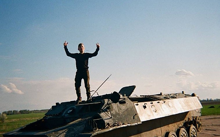 Imagen principal - Los jóvenes hacen fotos de los que ven día a día con las cámaras analógicas que les han regalado