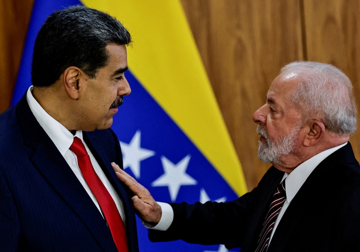 El presidente de Venezuela, Nicolás Maduro, y el presidente de Brasil, Luiz Inácio Lula da Silva, conversan el pasado mes de mayo antes de una cumbre con presidentes de Suramérica, en Brasilia