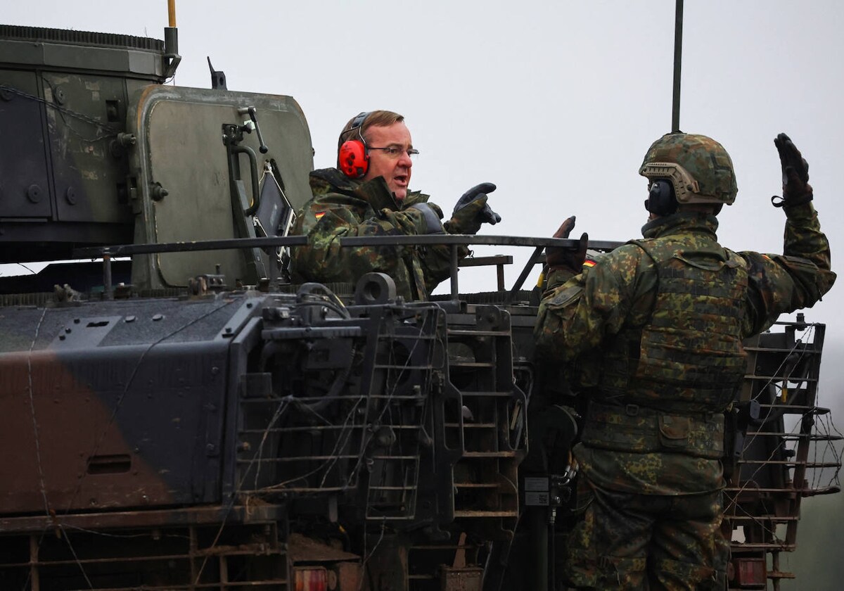 El ministro de Defensa alemán, Boris Pistorius, asiste a un entrenamiento de la Bundeswehr en Altengrabow