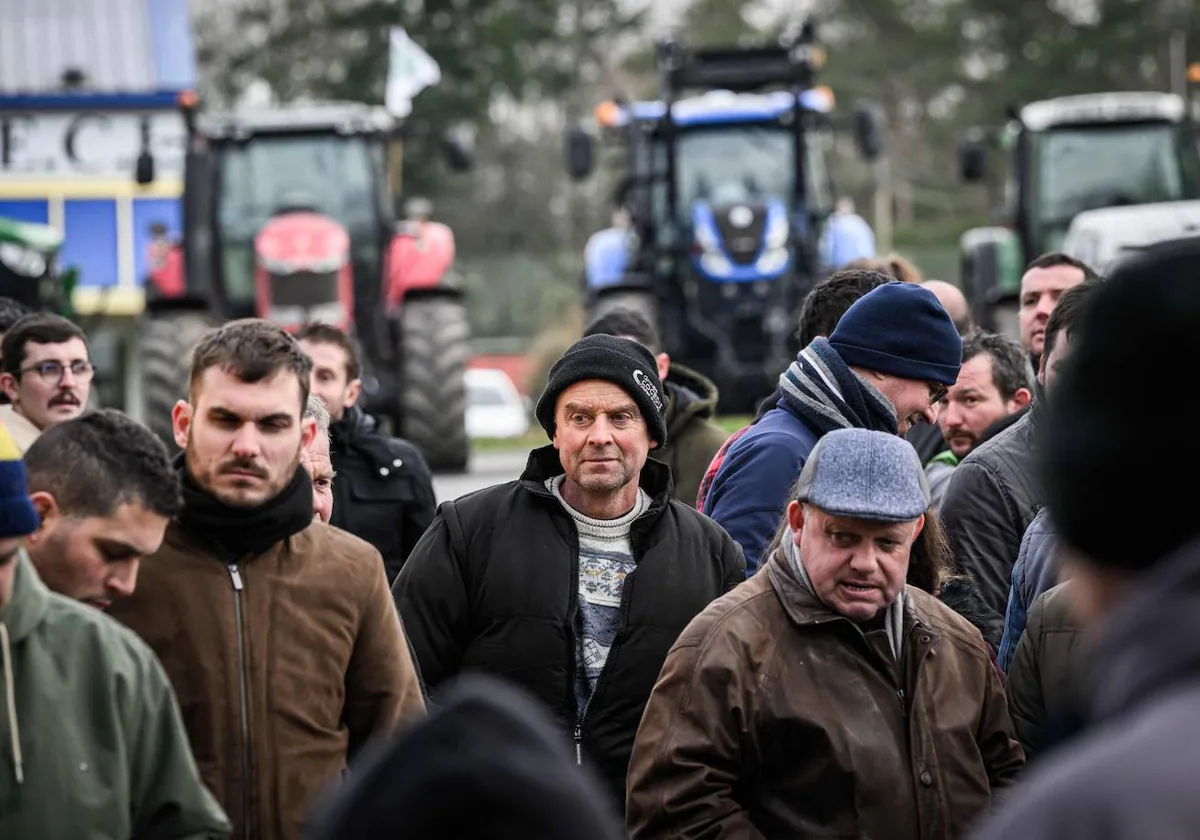 Los agricultores asisten a una manifestación para bloquear con tractores agrícolas la entrada de la Société Fromagere de Bouvron