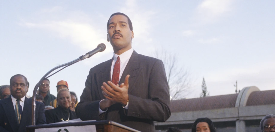 Dexter Scott King, hijo de Martin Luther King Jr., habla con la prensa describiendo el plan de su familia para construir un museo interactivo en el Centro MLK en Atlanta