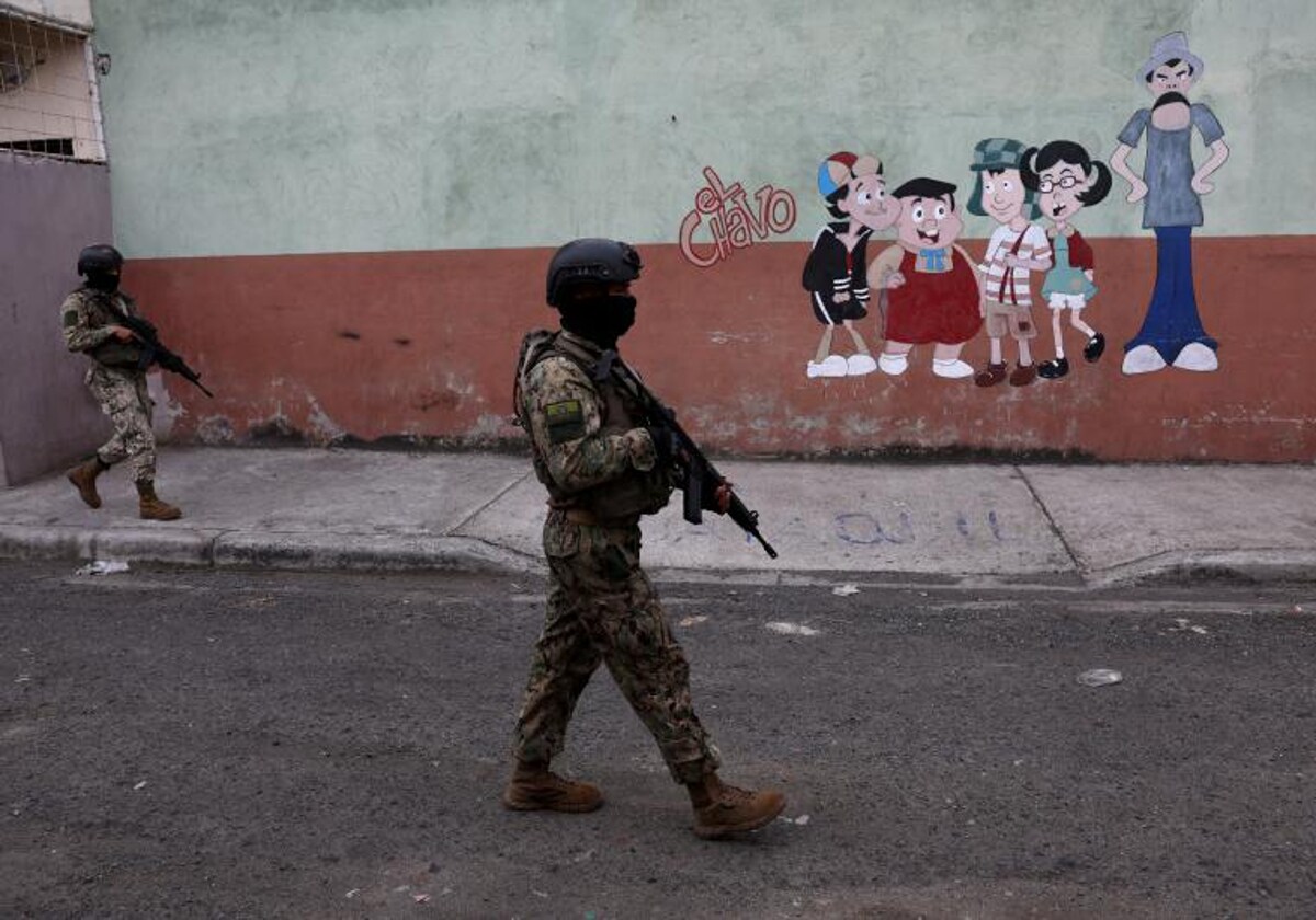 Soldados patrullando la zona del puerto en Guayaquil, Ecuador