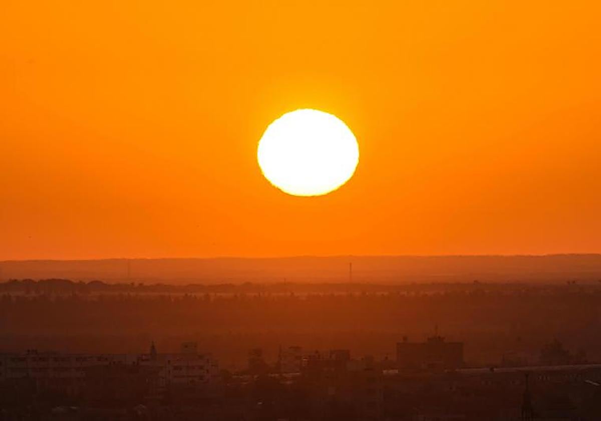 El sol sale sobre Jan Yunis en el sur de la Franja de Gaza, en medio de las batallas en curso entre Israel y el grupo militante palestino Hamas