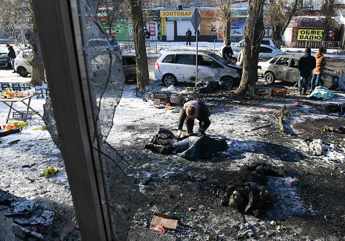 Los cuerpos de personas muertas como resultado de un ataque con misiles yacen en el suelo en Donetsk, en medio del actual conflicto ruso-ucraniano