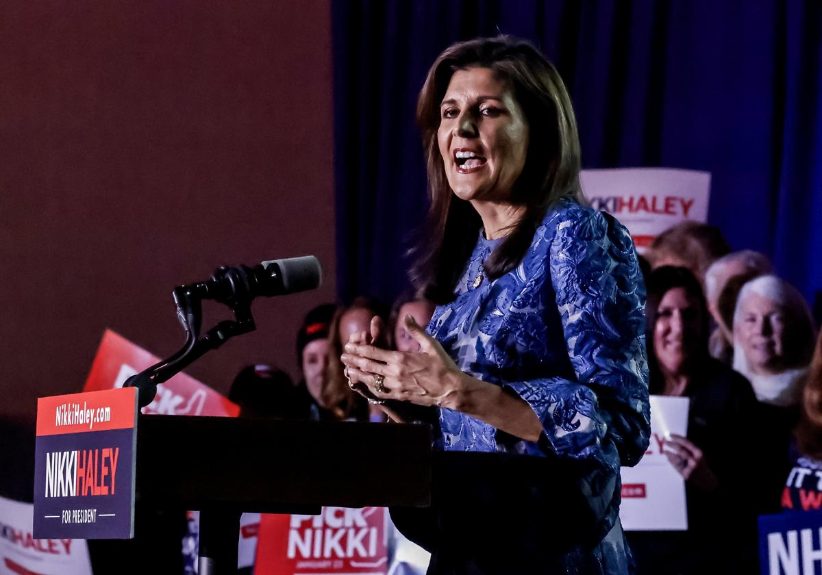 La candidata presidencial republicana Nikki Haley hace campaña en New Hampshire