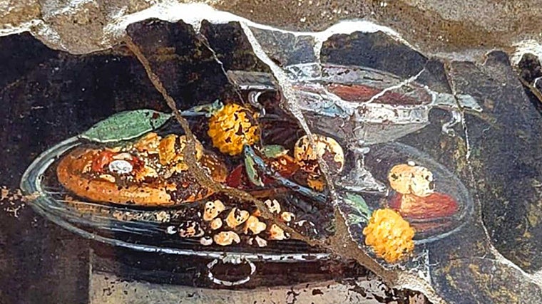 Un antepasado de la pizza apareció recientemente en un grabado de hace 2.000 años en Pompeya. Ya se puede pedir en pizzerías