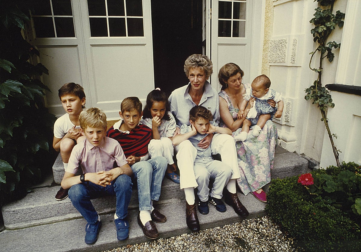 Marella Agnelli (centro) fue el último icono de estilo italiano. A la derecha, Margherita, madre de Ginevra, Lapo y John Elkann (con jersey de rayas), cabeza actual de la familia