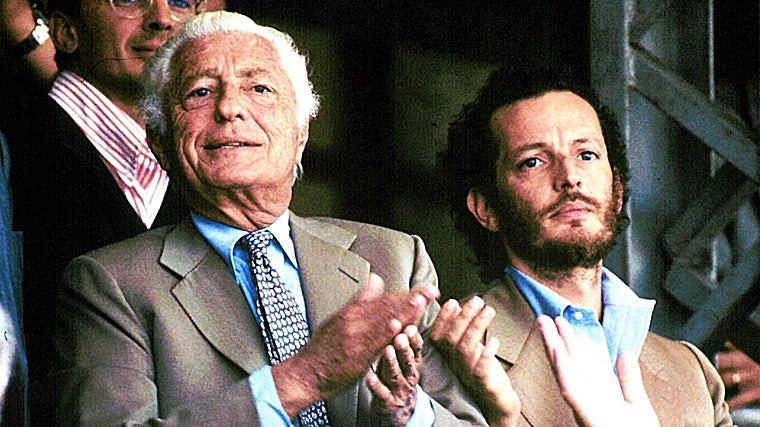 Giovanni Agnelli, fundador de FIAT y patriarca del clan, junto a Edoardo, el primogénito de los hermanos, que se suicidó en el año 2000 a los 46 años