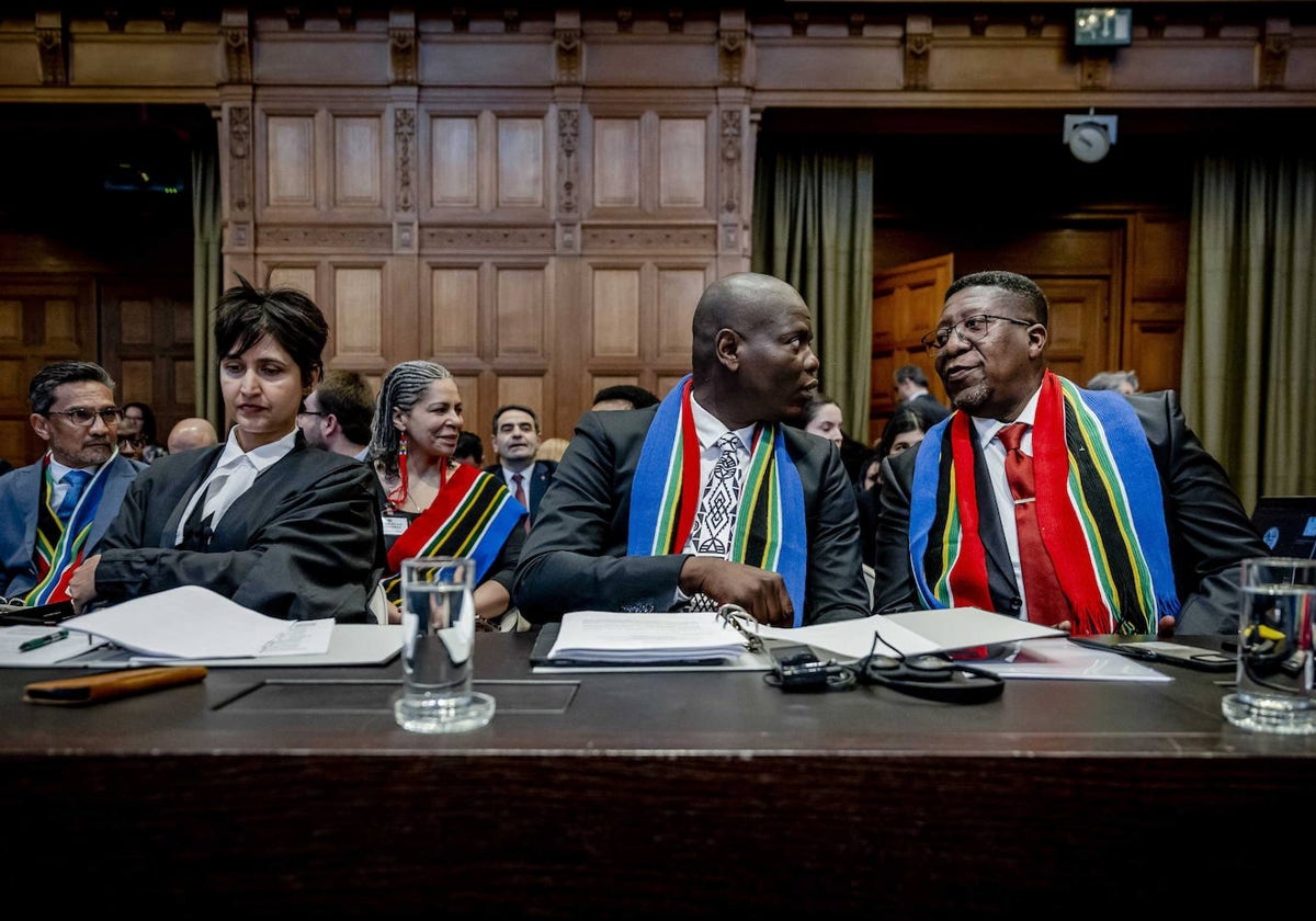 Ronald Lamola (C), Ministro de Justicia de Sudáfrica , y Vusimuzi Madonsela (R), Embajador de Sudáfrica en los Países Bajos, en la Corte Internacional de Justicia (CIJ), previo a la audiencia del caso de genocidio contra Israel