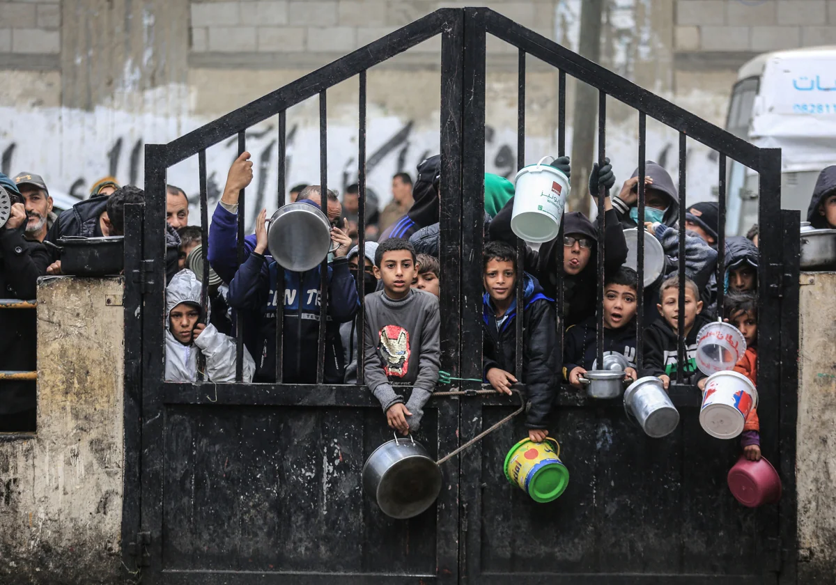 Palestinos desplazados esperan para recibir alimentos gratuitos en Rafah, en el sur de la franja de Gaza