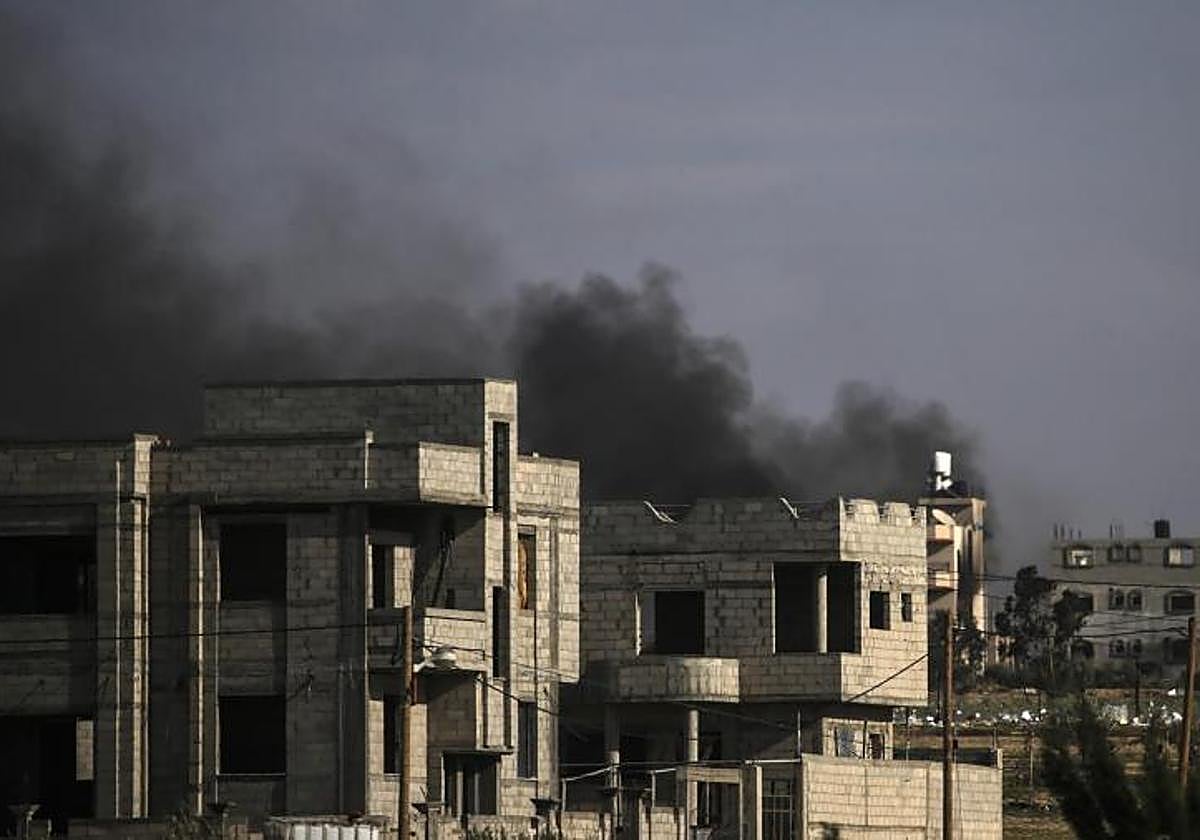 Tropas israelíes llevan a cabo una operación en Jan Yunis, sur de Gaza