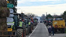 Las protestas de los agricultores franceses ponen en jaque al transporte de mercancías español y a la distribución