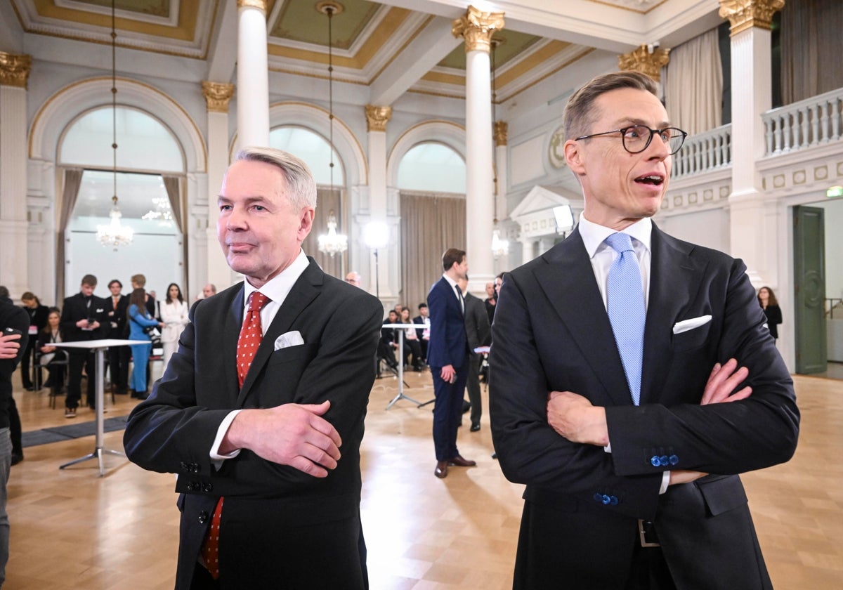 Alexander Stubb (d), del Partido de Coalición Nacional, y Pekka Haavisto (i), de Los Verdes, durante las elecciones presidenciales en Helisnki