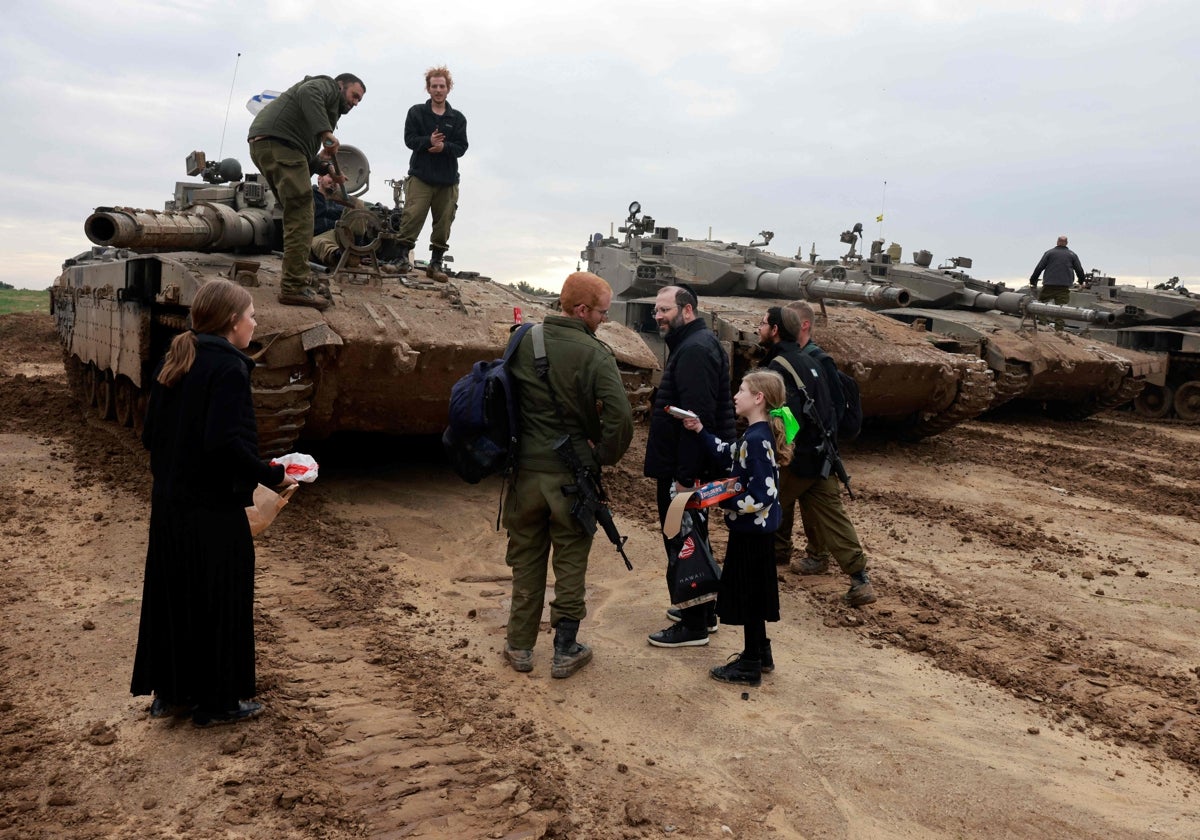 Jóvenes ultraortodoxos israelíes distribuyen dulces a los soldados cerca de la franja de Gaza