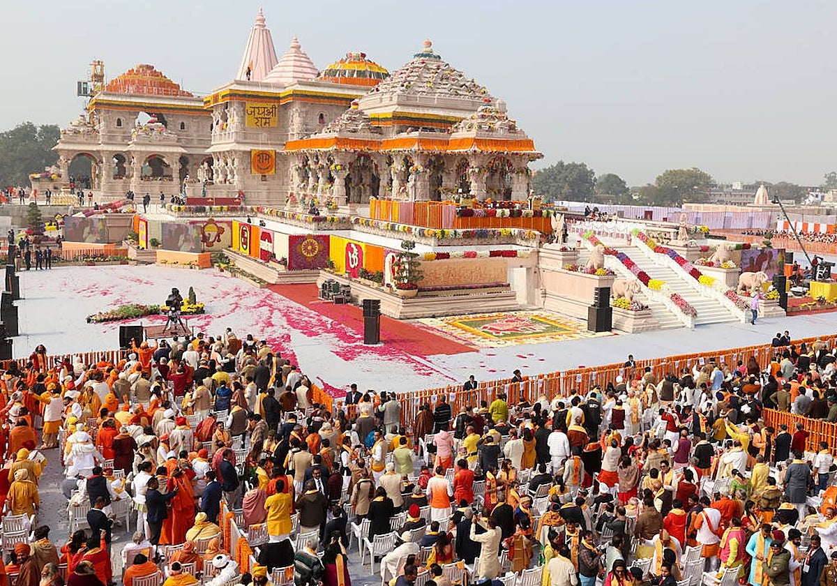 Una multitud se congrega en los alrededores del templo de Ayodhya