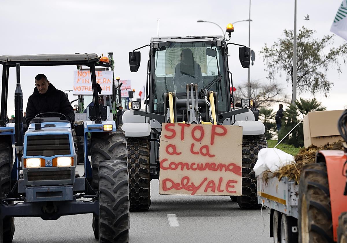 Agricultores franceses bloquean París, en directo: última hora de las protestas en Francia hoy