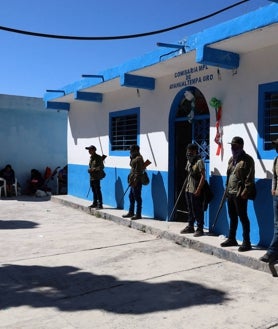 Imagen secundaria 2 - Niños se sumaron a las filas de la policía comunitaria , en Ayahualtempa