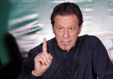 El exprimer ministro pakistaní Imran Khan y su esposa, condenados a 14 años de cárcel por corrupción