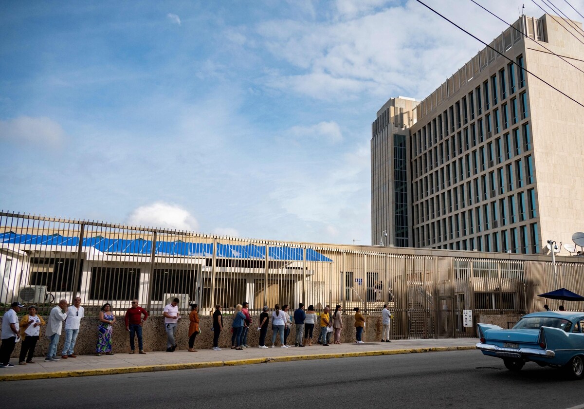 Cubanos hacen cola para entrar en la embajada de EEUU en La Habana
