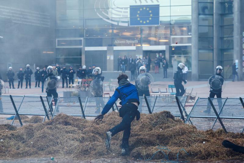 Fotogalería | Las protestas de agricultores y ganaderos en Bruselas