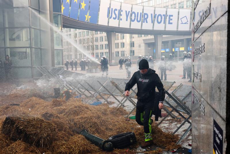 Fotogalería | Las protestas de agricultores y ganaderos en Bruselas
