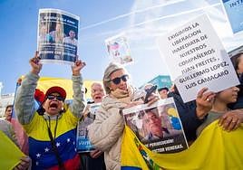 Medio millar de personas se manifiesta en Madrid en apoyo a María Corina Machado