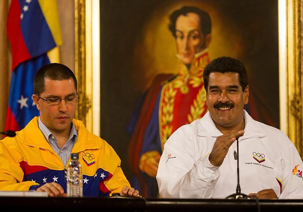 l presidente venezolano, Nicolás Maduro (d), habla en compañía del vicepresidente de Venezuela, Jorge Arreaza (i) en una foto de 2013
