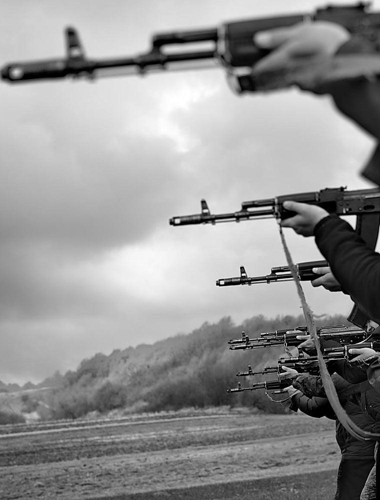 Un grupo de civiles lleva a cabo un entrenamiento de tiro bajo la supervisión de la Guardia Nacional de Ucrania