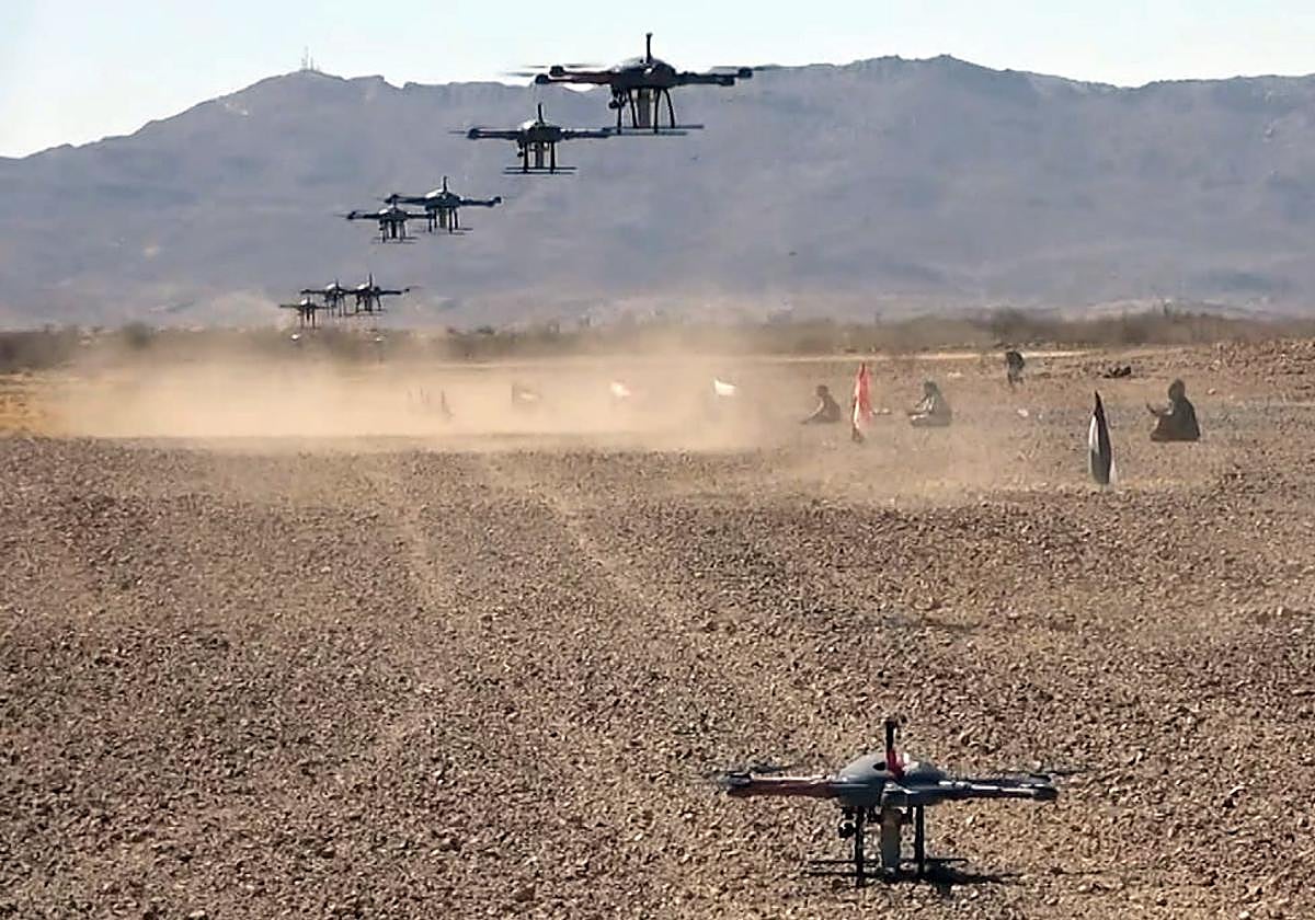 Soldados hutíes practicando con drones