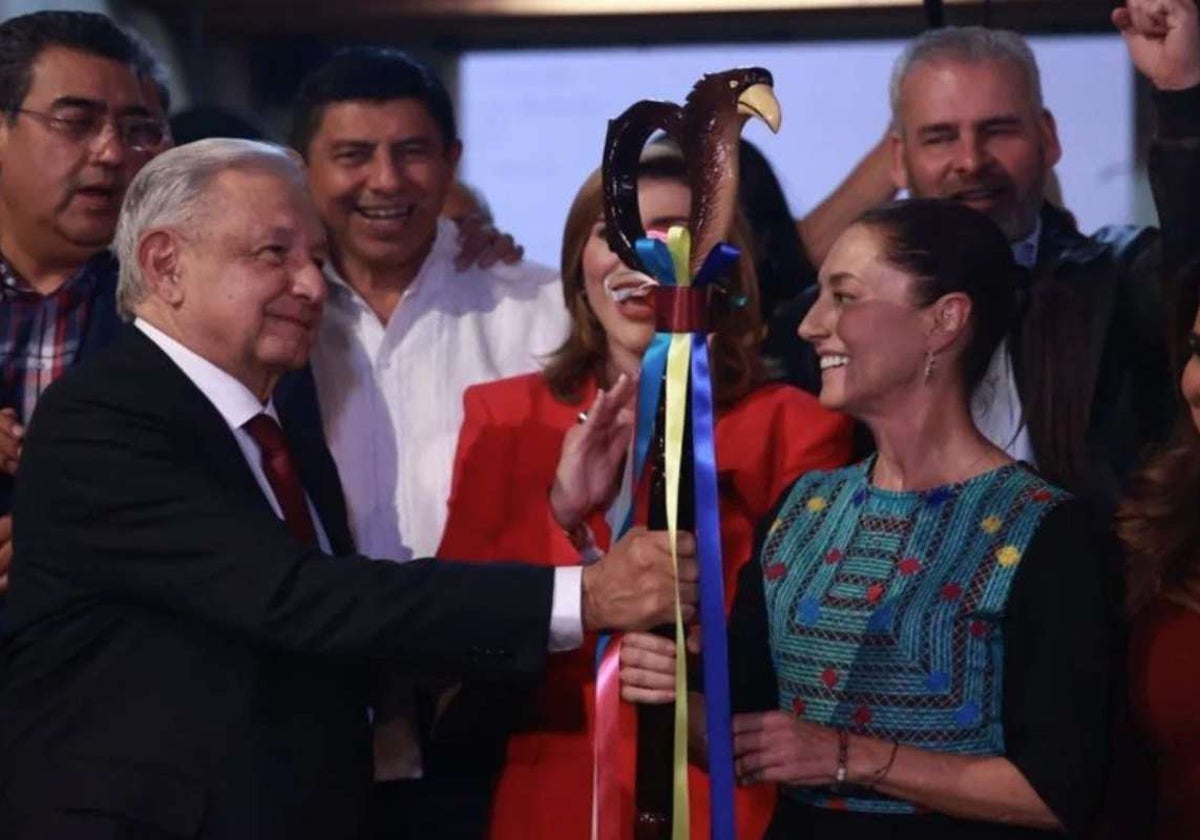 López Obrador entrega, el pasado mes de septiembre, el 'bastón de mando' a Sheinbaum, virtual candidata de Morena a la Presidencia en 2024