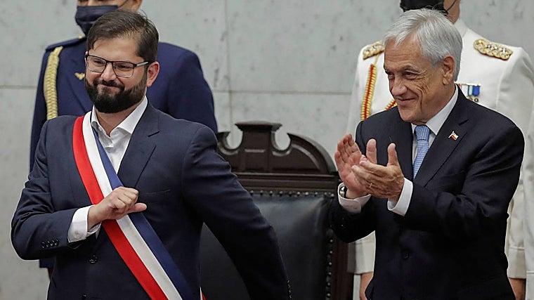 Gabriel Boric recibe el aplauso del fallecido Piñera durante su toma de posesión como presidente de Chile