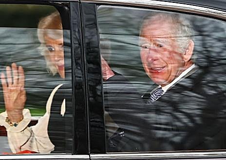 Imagen secundaria 1 - Carlos III reaparece sonriente en público tras la noticia de que padece de cáncer