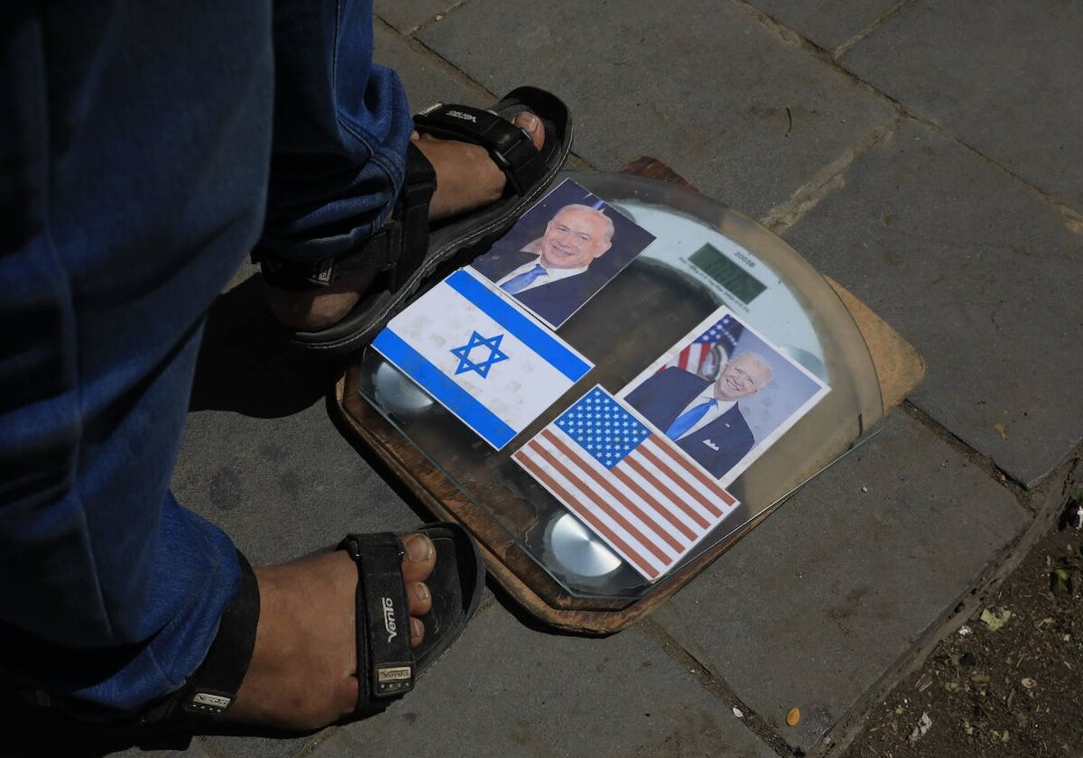 Fotografías de Netanyahu y Biden y banderas de sus respectivos países en una báscula usada por los hutíes