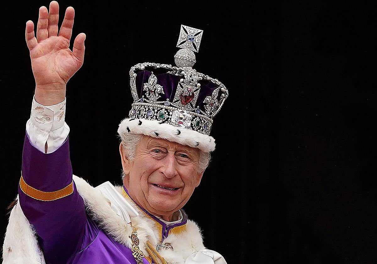 El Rey Carlos III de Inglaterra saludando desde el balcón tras su coronación