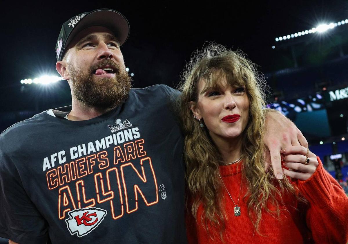 Travis Kelce, de los Kansas City Chiefs, celebra con Taylor Swift después de derrotar a los Baltimore Ravens en el Campeonato de la AFC