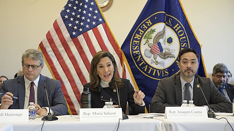 María Elvira Salazar, habla junto a  Bill Huizenga, y Joaquín Castro