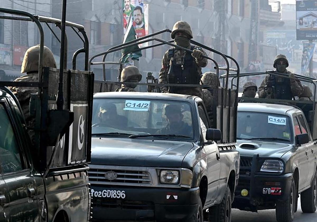 Un convoy del ejército de Pakistán patrulla un día antes de las elecciones nacionales