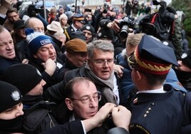 El PiS escenifica su rebelión contra el nuevo gobierno de Tusk a las puertas del parlamento polaco