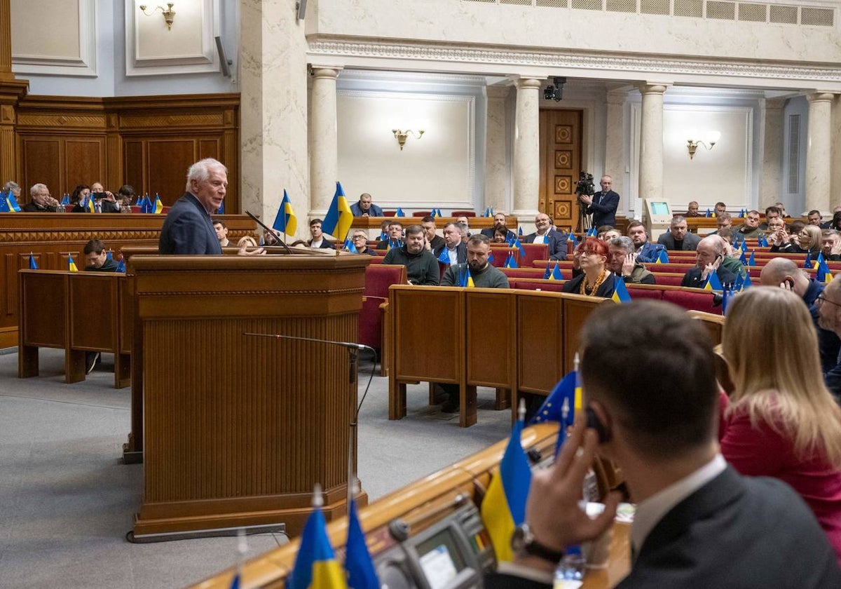 Josep Borrell, se dirige a los legisladores ucranianos en el parlamento de Kiev