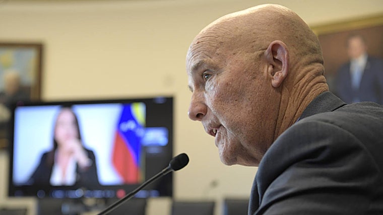 El legislador republicano por Texas, Keith Self, habla durante la mesa redonda