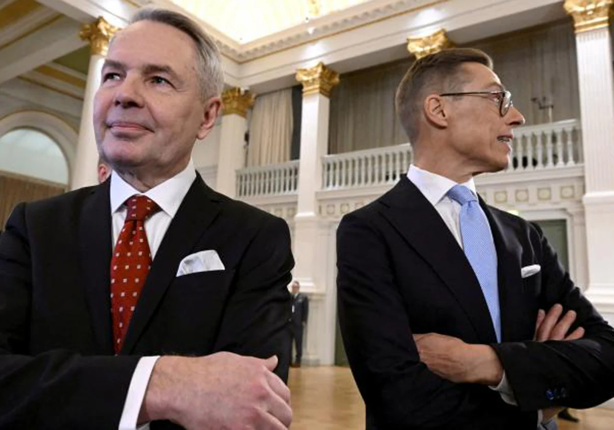 Alexander Stubb (derecha) y Pekka Haavisto tras un reciente debate