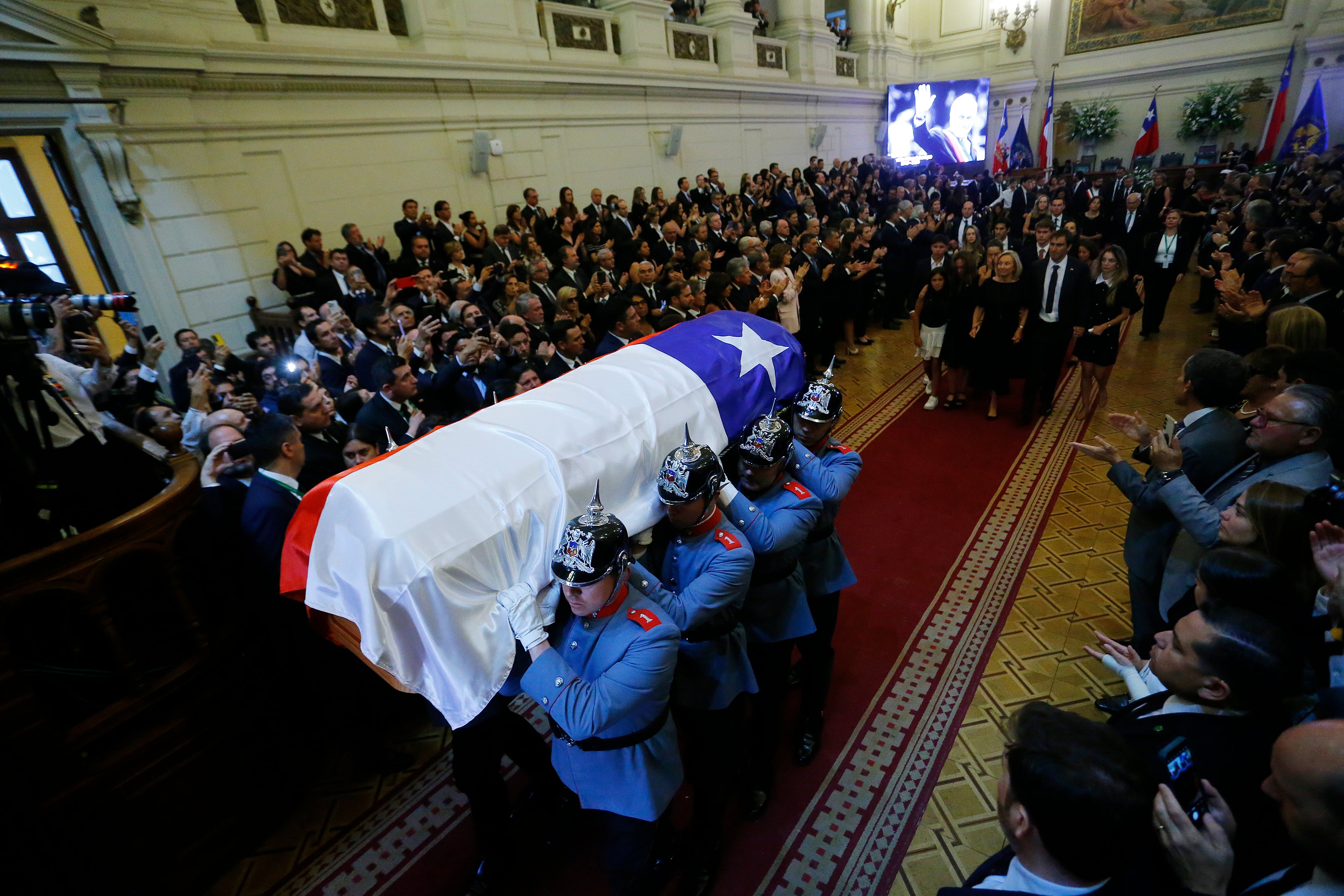 Carabineros transportan el féretro del fallecido ex presidente de Chile Sebastián Piñera durante su funeral de Estado en el Palacio del Congreso Nacional