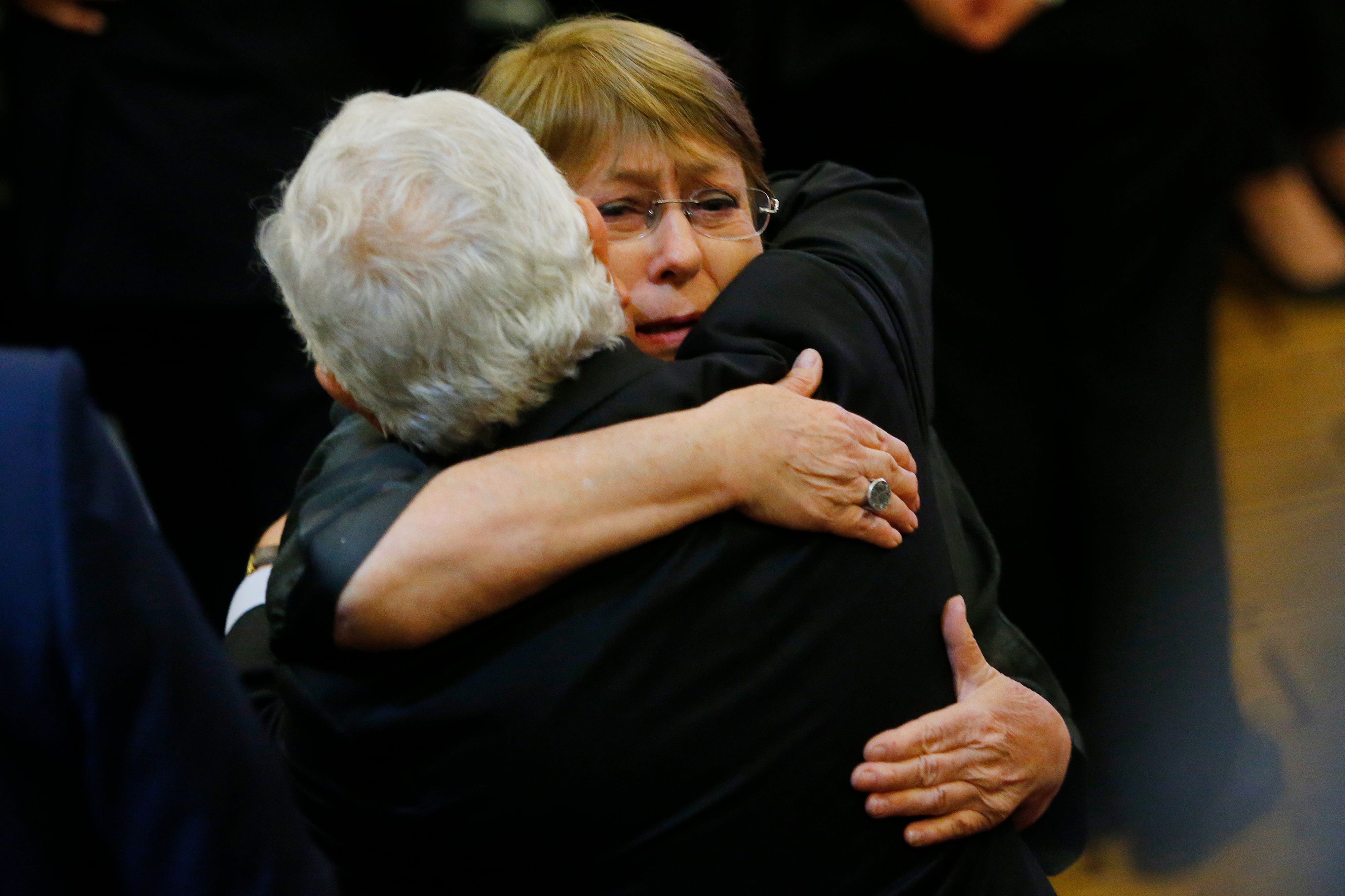 La expresidente de Chile Michelle Bachelet saluda a Enrique Paris, exministro de Salud, durante el funeral del expresidente chileno Sebastián Piñera hoy, en la antigua sede del Congreso Nacional, en Santiago (Chile)