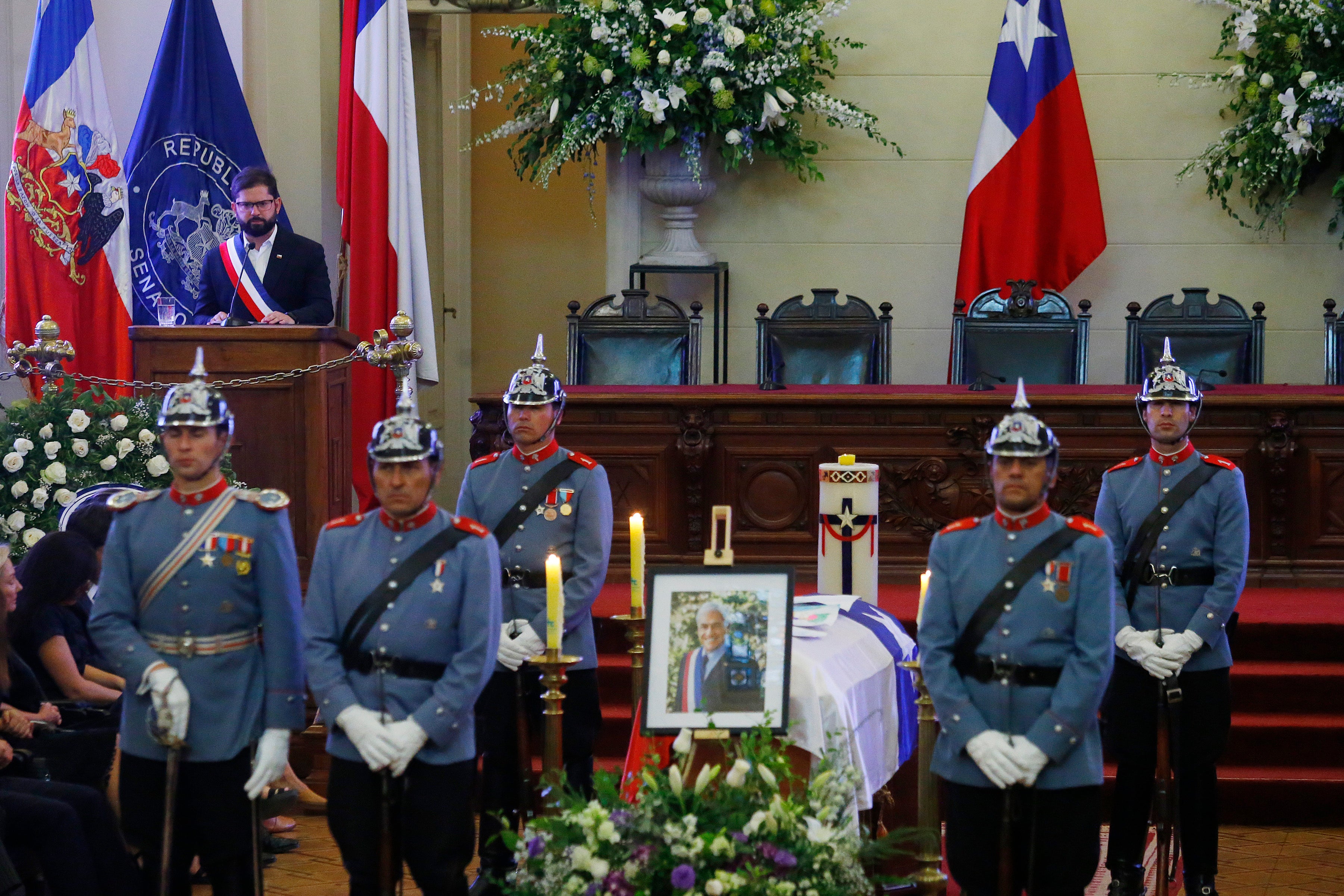 Carabineros custodian el féretro del fallecido ex Presidente Sebastián Piñera durante su funeral de Estado en el Palacio del Congreso Nacional